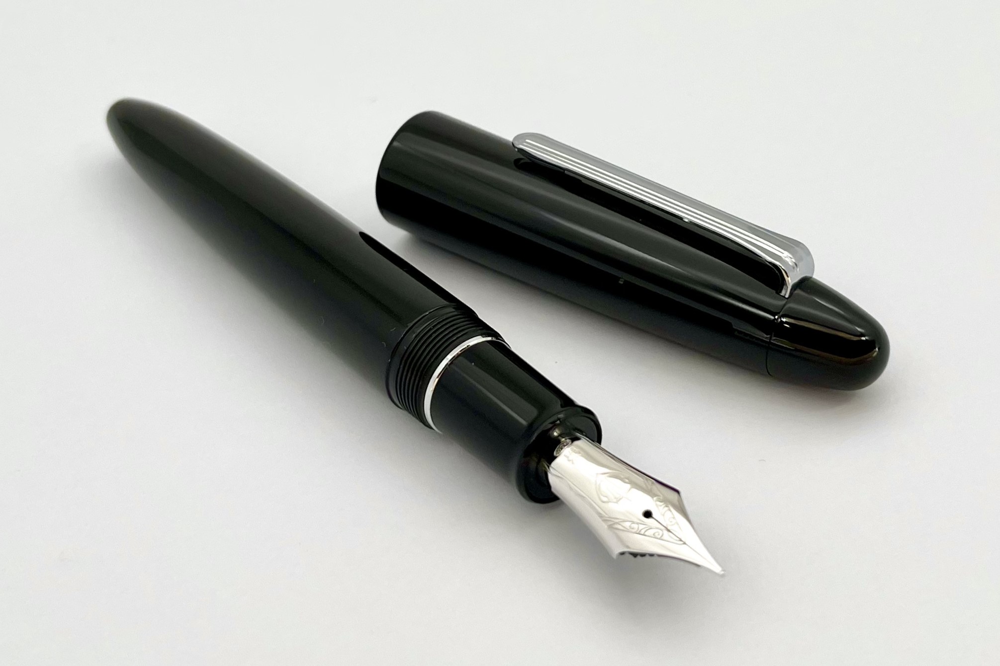 SailorKingofPensEboniteBlackRhodiumTrimFPNewNibLogo_E